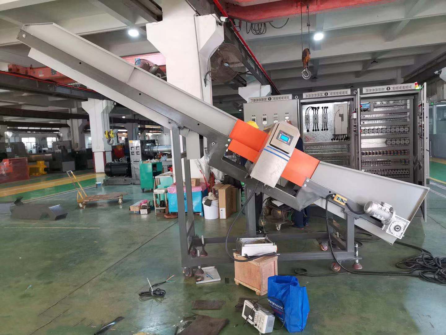 提升機安裝斜坡金屬探測器